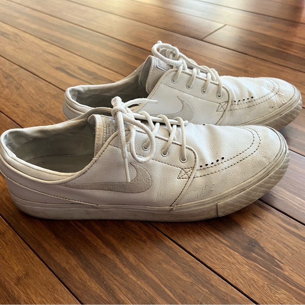 Men’s Nike everyday sneakers